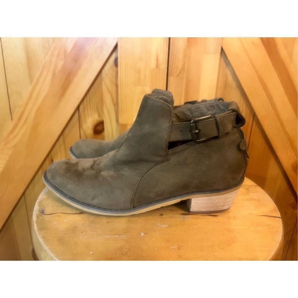 Avanti"Zoey"Brown Faux Suede Heel Belted Buckle Ankle Booties Shoes Women's SZ 7